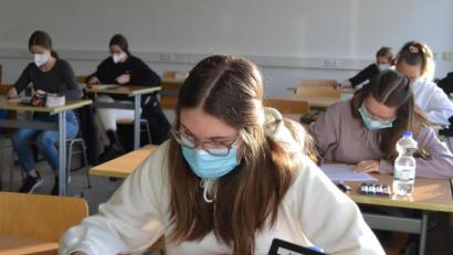 Bild: Stefan Weiß/exb
Trotz geschlossener Schulen aufgrund des hohen Inzidenzwertes im Landkreis Wunsiedel können die Schüler der Abschlussklassen der Beruflichen Oberschule ihre notwendigen schriftlichen Leistungsnachweise absolvieren. Hier schreibt die 13. Jahrgangsstufe der FOS/BOS Marktredwitz eine Kurzarbeit im Fach Deutsch.