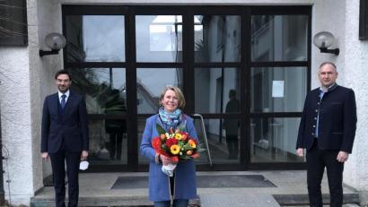 Bild: sei
Bürgermeister Richard Kammerer (rechts) und Stephan Oetzinger heißen Ulrike Schiller (Mitte) als neues Mitglied der CSU-Marktratsfraktion willkommen.