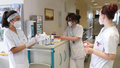 Bild: Klinikum /Uschold/exb
Schüler des dritten Ausbildungsjahres der Berufsfachschule für Pflege leiten die Station F3.