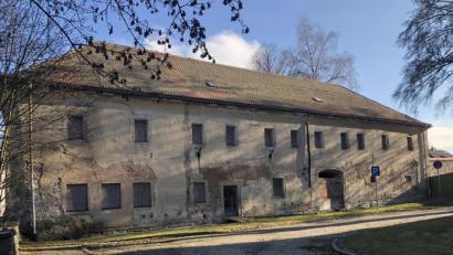 Bild: ck
Der ehemalige Marstall von Schloss Friedrichsburg wird umfassend saniert. Die Bauarbeiten beginnen noch in diesem Jahr.