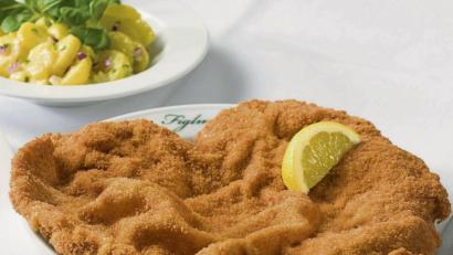 Bild: Eisenhut Mayer/dpa
Für das Schnitzel von „Figlmüller“ wird nur Fleisch von der Schweinskarreerose verwendet und dann hauchdünn geklopft. Für die Panade werden Brösel von einer Kaisersemmel verwendet.