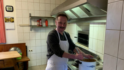 Bild: sl
Der „Lindenwirt“, der Maier Alfons, der trotz Geburtstag und Pandemie fast täglich an seinem Herd steht und vor allem die „nicht kleinen Schnitzel“ zubereitet.