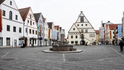 Bild: Gabi Schönberger
Weit und breit keine Flaneure mit vollen Einkaufstüten und Kaffeetrinker in den Kneipen. Damit sich dies so schnell wie möglich ändert, wollen Einzelhändler und Gastronomen den Oberen Markt am Freitag zum Platz der leeren Stühle und bedrohten Jobs machen.