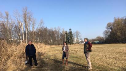 Bild: ihl
Auf dieser Fläche soll im Zuge der Renaturierung das „Auenerlebnis“ entstehen, von links Geschäftsleiter Ludwig Birner, Bürgermeisterin Heike Faltermeier und der Projekt-Koordinator der Sielmann-Stiftung Bernhard Gohlke.