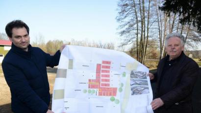 Bild: bey
Ein großes Vorhaben braucht auch eine großen Plan, deshalb der Abstand zwischen Bürgermeister Sebastian Hartl (links) und dem Planer Josef Schöberl aus Parkstein bei der Besprechung auf dem zu bebauenden Areal hinter dem Naabtalhaus.