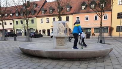 Bild: ws
Der "Karpfenbrunnen" am Tirschenreuther Marktplatz mit einer "Zweitverwendung".
