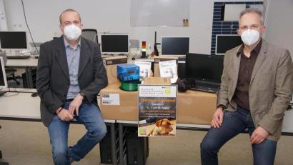 Bild: rn
Noch sind die 3D-Drucker verpackt - die Schüler sollen diese selbst aufbauen. Stellvertretender Schulleiter Bernhard Miedl und Merop- und Beratungslehrer Jürgen Koller freuen sich über die Ergänzung der Schulausstattung.