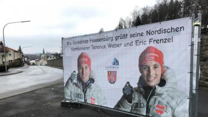 Bild: Gabi Schönberger
Da ein großer Empfang nicht möglich ist, stellte die Gemeinde Flossenbürg ein Plakat für Eric Frenzel und Terence Werber auf.