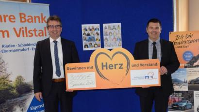 Bild: bö
"Helfen, wo wir zuhause sind" – aus dem Topf des Raiffeisen-Gewinnsparens überreichen die Bankvorstände Karl Schlagbauer (links) und Michael Doblinger 30 550 Euro an Spendengeldern.