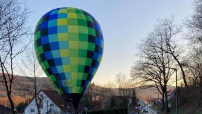 Bild: Polizei Hersbruck
Kein alltägliches Bild: Ein Heißluftballon ist am Sonntag mitten in Pommelsbrunn gelandet.