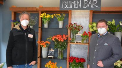 Bild: jr
Gartenbauingenieur Hans-Joachim Schinner (links) erhielt zur Neuausrichtung der Filiale in der Gartenstraße die Glückwünsche der Stadt Mitterteich, überbracht von Bürgermeister Stefan Grillmeier.