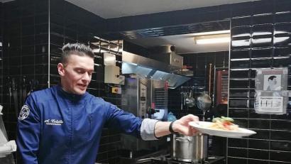 Bild: jma
Küchenchef Adriano Colella reicht seine selbstgemachte Tagliatelle mit Tomatensugo und Parmesan.