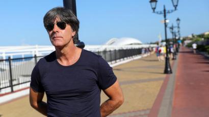 Bild: Christian Charisius/dpa
Die WM 2018 in Russland bescherte Joachim Löw schöne Bilder auf der Strandpromenade von Sotschi. Sportlich allerdings brachte sie ihm mit dem Vorrunden-Aus die größte Enttäuschung der im Sommer endenden Ära ein.
