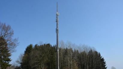 Bild: jr
Diese Mobilfunkstation bei Groschlattengrün will Vodafone an das Glasfasernetz anschließen. Die Verlegung der Kabel soll über Flurstücke erfolgen, die sich im Eigentum der Gemeinde Pechbrunn befinden.