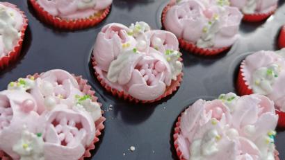 Bild: Heike Heindl/exb
Ganz ohne Fett werden diese dekorativen Biskuit-Muffins zubereitet. Die Eiweißcreme kann nach Belieben eingefärbt werden.