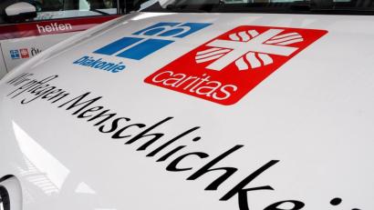 Symbolbild: Petra Hartl
Ein flächendeckender Tarifvertrag sollte für bessere Löhne in der Altenpflege sorgen. Das Arbeitnehmer-Entsendegesetz sieht allerdings vor, dass die zuständigen Gremien von Caritas und Diakonie Anträge auf die Allgemeinverbindlichkeitserklärung von Tarifverträgen in der Pflege prüfen. Die Caritas-Kommission lehnte den Antrag von Pflegeverband und Verdi ab.