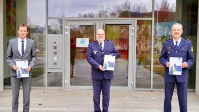 Bild: Polizeipräsidium Oberpfalz
Leitender Kriminaldirektor Robert Fuchs, Polizeipräsident Norbert Zink und Polizeivizepräsident Thomas Schöniger (von links) stellten die Kriminalstatistik 2020 vor.