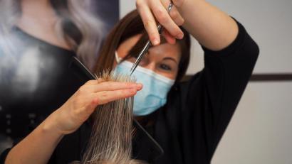 Bild: Petra Hartl
Endlich wieder Haare schneiden! Wie extrem wichtig der erste Termin nach Monaten für manche Amberger und Amberg-Sulzbacher war, zeigt unsere Bildergalerie. Aber seht selbst!