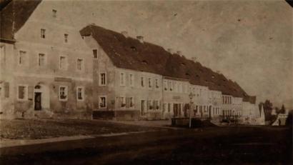 Repro: njn
Bis auf das Giebelhaus (rechts) wurde die Westseite des Kaiserbergs nach dem Stadtbrand von 1832 in einer geraden Linie neu aufgebaut.