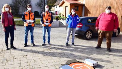Bild: no
Interessierte Beobachter einer Flugdrohnenvorführung in Baumgarten durch zwei Mitarbeiter eines Ingenieurbüros aus Dachau waren die Bürgermeisterin der Gemeinde Birgland, Brigitte Bachmann (links), der Bürgermeister der Gemeinde Illschwang, Dieter Dehling, (rechts) und der Verbandsvorsitzende zur Wasserversorgung der Schwend-Poppberg-Gruppe, Elmar Halk (Zweiter von rechts)