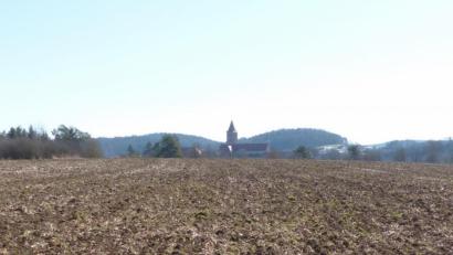 Bild: jp
Der Blick vom Mennersberg zur Klosterburg Kastl bleibt wegen der Aufgabe des Bauvorhabens Campingpark und Zelthotel Kastl weiterhin frei.