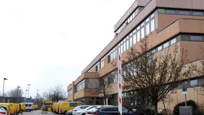 Bild: Stephan Huber
Beim Zustellstützpunkt der Deutschen Post am Kaiser-Ludwig-Ring habt sich gut eine Handvoll Mitarbeiter mit der britischen Mutante des Coronavirus infiziert. Wie es dazu möglicherweise kommen konnte, klagt ein anonymes Schreiben an.