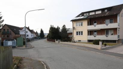 Bild: bjp
Auf lange Sicht soll die Reichweinstraße nur noch einen Gehsteig behalten. In einer ersten, vorläufigen Sanierungsetappe soll der nördliche Bürgersteig (rechts) hergerichtet und bei der in einigen Jahren anstehenden Generalsanierung der Straße völlig erneuert werden. Am maroderen südlichen Gehsteig (links) werden nur noch sicherheitsgefährdende Schäden repariert, im Zuge der Generalsanierung soll er rückgebaut werden.