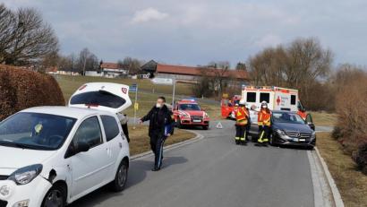Bild: mde
Einsatzkräfte der Feuerwehr Kemnath sicherten die Unfallstelle ab und betreuten die Personen. Eine Streife der Kemnather Polizei nahm den Unfall auf.