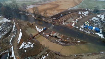 Bild: Wasserwirtschaftsamt Weiden / exb
Der Flutkanal in Weiden fließt seit Dienstag auf Höhe der Düker-Großbaustelle wieder in gewohnten Bahnen. Er war zuvor über ein Jahr lang umgeleitet worden. Die Waldnaab, die den Flutkanal kreuzt, fließt derzeit noch oberirdisch durch die braunen Rohre.