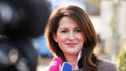 Archivbild: Tobias Hase/dpa
Landwirtschaftsministerin Michaela Kaniber: „Mit der Verlagerung des Kompetenzzentrums Förderprogramme nach Marktredwitz verstärken wir deutlich unser Beratungs- und Serviceangebot."