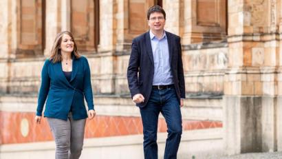 Bild: picture alliance/dpa/Bayern SPD | Lennart Preiss
Ronja Endres und Florian von Brunn vor dem Bayerischen Landtag. Mit einem deutlich offensiveren Politik-Stil wollen die SPD-Politiker Florian von Brunn und Ronja Endres als Doppelspitze den Niedergang der Sozialdemokratie in Bayern stoppen.