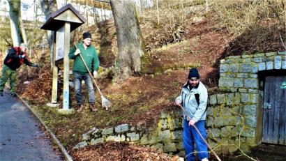 Bild: jml
Ganze Berge von Laub und Gestrüpp sammelten sich an, als Bernd Bauer (an der Schautafel) und zweiter OWV-Vorsitzender Markus Müller (rechts) mit etlichen Helfern dem Grüngut am Fuchsberg-Abhang zu Leibe rückten.