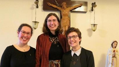 Bild: Kloster Auerbach/exb
Ein halbes Jahr wollen (von links) Katharina Höller (24), Anke Bosse (24) und Natalia Suska (20) erkunden, ob der Eintritt in ein Noviziat für sie infrage kommt.