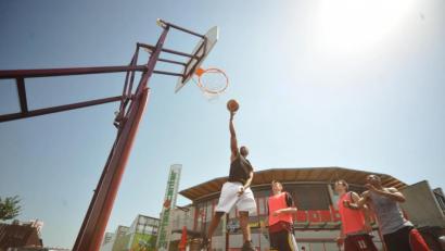 Archivbild: ref
3 gegen 3 im Freien, so könnte eine Sommerrunde des Bayerischen Basketballverbandes aussehen.