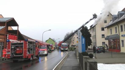 Bild: Hirsch
In einem Acht-Parteien-Haus in der Amberger Straße brach das Feuer aus. 19 Personen verloren ihr Obdach. Ihnen griff die Stadt schnell unter die Arme.
