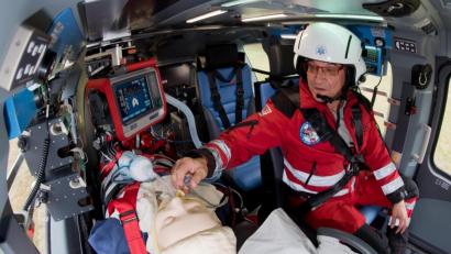 Bild: Julian Stratenschulte
Zum 1. April rüstet die DRF Luftrettung am Standort Weiden-Latsch auf: Ein Hubschrauber des Typs H145 bietet mehr Platz für die Patientenversorgung.