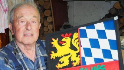 Bild: gz
Eines seiner Lieblingswerke war für den Hobbyschnitzer Pius Hölzl das Stadtwappen von Weiden. Jetzt verstarb Hölzl mit 80 Jahren.