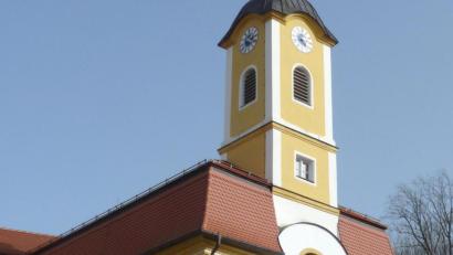 Bild: wec
Die frisch restaurierte Johanneskirche in Ebermannsdorf wird nun auch für die Öffentlichkeit zugänglich gemacht. Hier die Westansicht mit dem vom Künstler Hans-Georg Hierl neu gestalteten Kreuz.