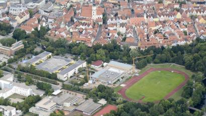 Luftbild: mür
Den Neubau der Weidener Realschulen (Bildmitte) wird - ebenso wie die den Wohnpark Hammerweg - eine Projektsteuerungsgruppe begleiten, in der die Stadtratsfraktionen und -gruppen ihre Vertreter entsenden. Die Arbeiten an Hallenbau und Turnhalle sind inzwischen abgeschlossen.