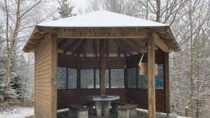 Bild: exb/Polizei Neustadt
Randalierer ließen sich im und am Holzpavillon oberhalb des Gaisweihers aus.