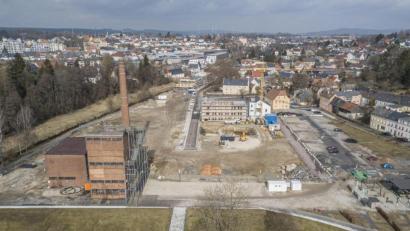 Bild: dtr
Auf dem Baufeld links im Bild bauen die beiden Landesbehörden sowie die Agentur für Arbeit und das Jobcenter.