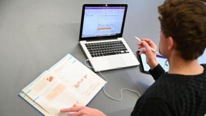 Symbolbild: Felix Kästle/dpa
Nun soll es auch für Lehrer der Stadt Weiden bald Laptops geben.