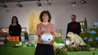 Bild: szl
MQ-Mitarbeiterin Erika Rahm (Mitte) kreierte wieder einen Museumskoffer für Kinder, diesmal zum Thema Ostern. Gemeinsam mit MQ-Leiterin Stefanie Süß und Bürgermeister Franz Stahl stellte sie die Aktion vor.