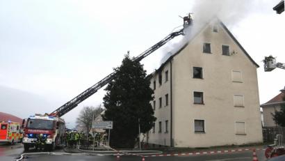Bild: Hirsch
Mit der Drehleiter bekämpfen die Feuerwehren die Flammen.