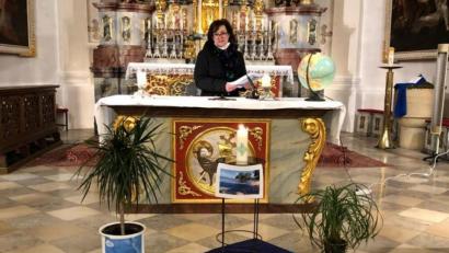 Bild: Lisa Bauer/exb
Monika Bösl skizzierte am Altar die Situation der Frauen von Vanuatu.