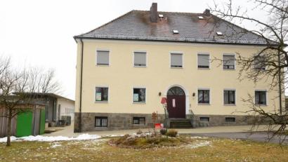 Bild: bey
Dank der gestiegenen Geburtenzahlen kommt es in der Kinderkrippe und dem Kindergarten St. Elisabeth Pleystein zu einem räumlichen Engpass. Das Obergeschoss im Schwesternheim steht nach dem Auszug der Schwestern leer.