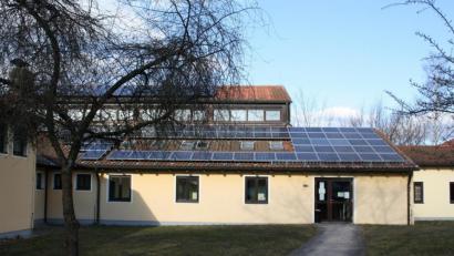 Bild: bjp
Die Kollektoren auf dem Sporthallendach haben dessen Statik nicht unbeeinflusst gelassen. Ob das Dach den aktuellen Schneelastgrenzwerten genügt, muss im Zuge der vorbereitenden Arbeiten für die Hallenrenovierung geprüft werden.
