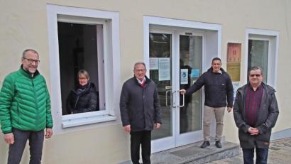 Bild: jma
Freuen sich auf viele Überraschungpakete: Karl Lorenz (von links), Elisabeth Gottsche, Klaus Lehl, Marcus Gradl und Dieter Kies am Abgabefenster der Stadt.
