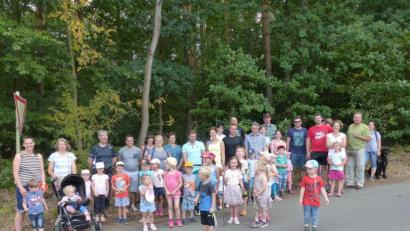 Bild: sl
OWV-Vogelschutzwart Josef Schieder (Zweiter von rechts) erklärte den Kindern die Natrurschätze und die Gruppe wurde von Pfarrer Adam Nieckiecki (Dritter von links) begleitet, der von der Artenvielfalt und der wunderbaren Gegend begeistert war, da er erst seit Herbst in Leuchtenberg ist.