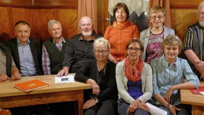 Bild: exb
Die Grenzlandschreiber, noch vor der Coronakrise eng beieinander, mit Dieter Schraml, Hans Hertel, Dieter Wiese, Hans G. Lauth, Hildegard Lauth, Anna-Elisabeth Gleißner und Walter J. Pilsak (hinten von links) sowie Marianne Stangl, Michele Dusouil und Christa Vogl (vorne von links).	Bild: exb